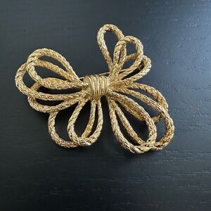 Women’s Sarah Coventry brooch,bow
